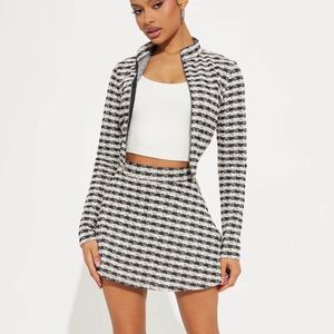 Chic Black and White Houndstooth Skirt